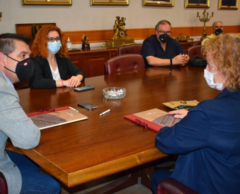 Imagen de la reunión en la que aparece el presidente de la Diputación, Santi Cabañero, junto a la diputada Juani García y a los representantes ...