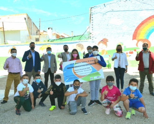 'Foto de familia' con el Premio Agenda 21 Escolar-Horizonte 2030 al CEIP Nuestra Señora de Gracia (Mahora)