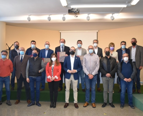 Foto de familia con la que se escenifica la firma de la Declaración institucional de apoyo al sector del calzado