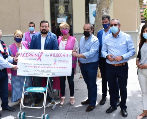 Foto de familia de la entrega de varios cheques donativo a ACEPAIN por parte de diferentes entidades