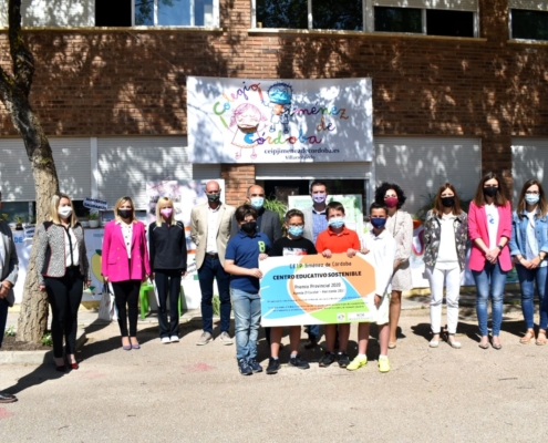 Foto de familia de la entrega del premio Agenda 21 Escolar-Horizonte 2030 en el CEIP Jiménez Córdoba