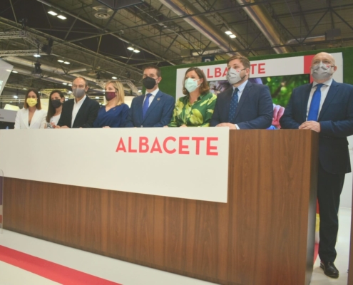 Foto de familia de la inauguración del Día de Albacete en FITUR 2021