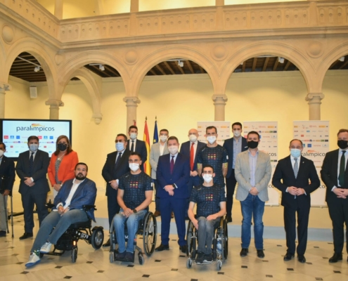 Foto de familia de las autoridades y los tres deportistas seleccionados