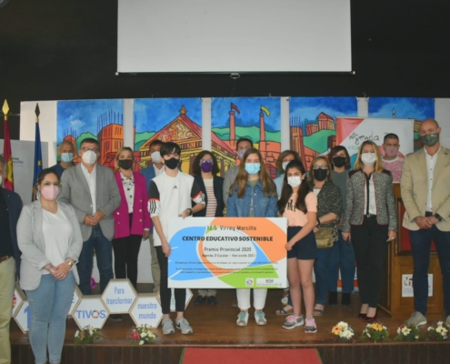 Foto de familia del acto de entrega del premio Agenda 21 Escolar-Horizonte 2030 al IES Virrey Morcillo