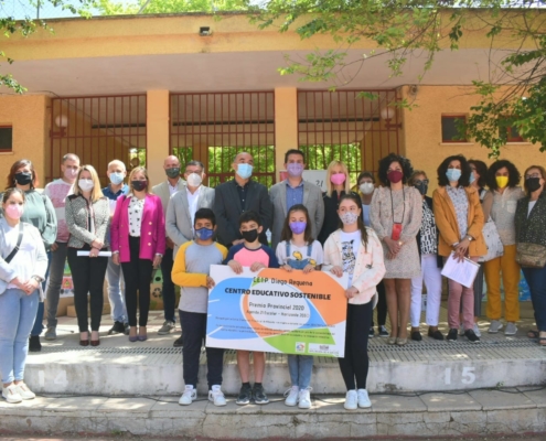 Foto de familia del acto de entrega del premio Agenda 21 Escolar-Horizonte 2030 en el CEIP Diego Requena