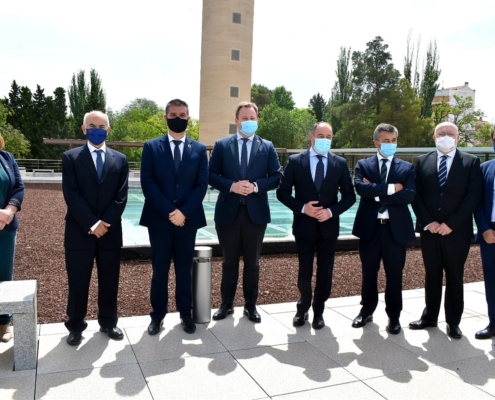 Foto de familia del acto de inauguración de los Depósitos de ‘La Fiesta del Árbol’
