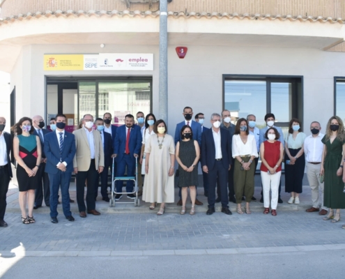 Foto de familia a la puerta del edificio que alberga la sede de la Oficina de Empleo de La Roda, en la que posan, entre otros, el presidente de la ...