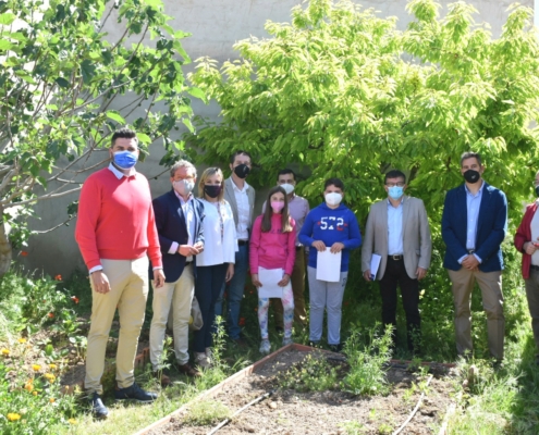 'Foto de familia' en el huerto del CEIP Nuestra Señora de Gracia (Mahora)