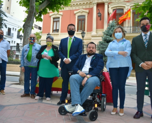 'Foto de familia' en la mesa informativa sobre la ELA