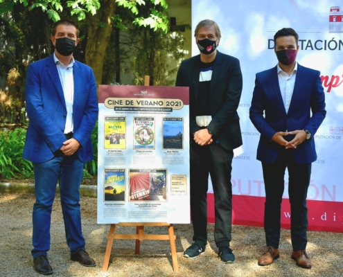 'Foto de familia' en la presentación del V Ciclo de Cine de Verano de la Diputación con ABYCINE en los Jardines del Chalet Fontecha