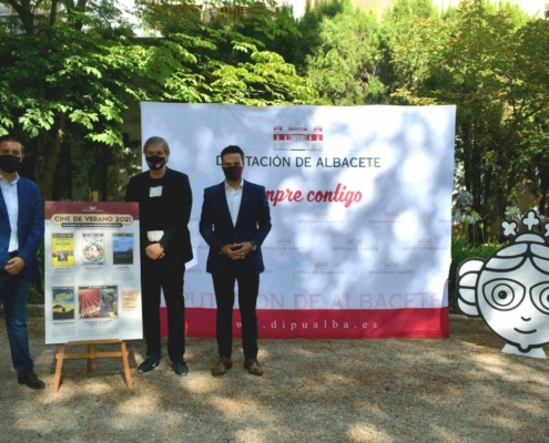 'Foto de familia' en la presentación del V Ciclo de Cine de Verano de la Diputación con ABYCINE en los Jardines del Chalet Fontecha