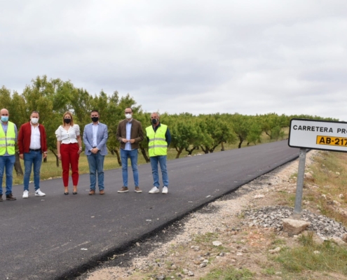 Foto de familia junto al cartel informativo de la AB-217, carretera provincial en la que se han ejecutado mejoras, y que une Alpera con la provinc ...