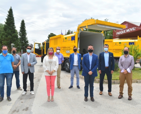 Foto de grupo en la recepción de nuevos camiones para el Programa de Recogida Selectiva de Envases