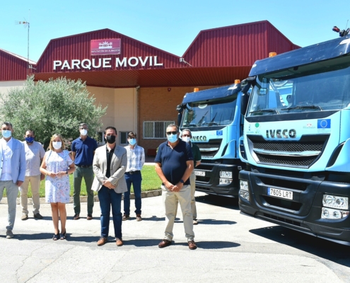 'Foto de familia' en la recepción de los 3 nuevos camiones de recogida papel y cartón