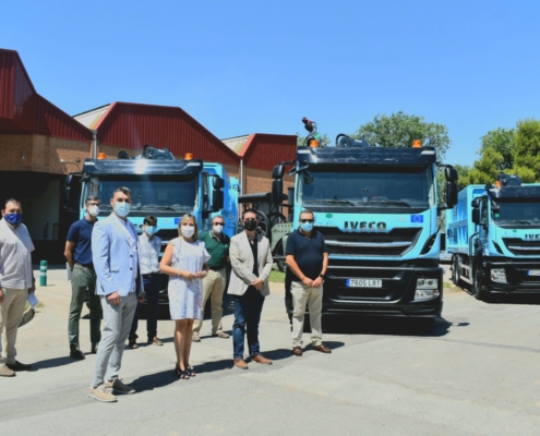 'Foto de familia' en la recepción de los 3 nuevos camiones de recogida papel y cartón