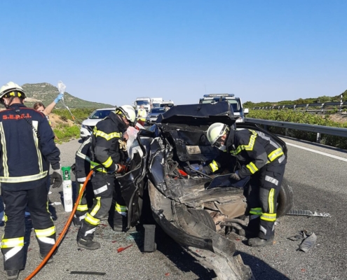 Bomberos del SEPEI de la Diputación de Albacete intervienen en el accidente de 3 camiones y un turismo sucedido en el km 116 de la A-31 direcció ...