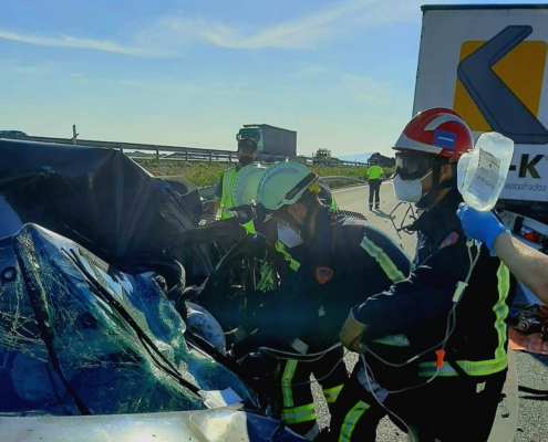 Bomberos del SEPEI de la Diputación de Albacete intervienen en el accidente de 3 camiones y un turismo sucedido en el km 116 de la A-31 direcció ...