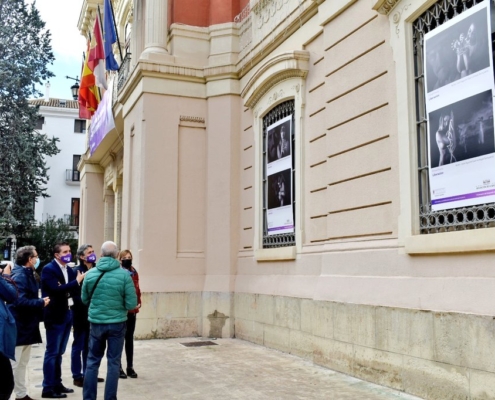 Imagen de archivo del acto de presntación de la exposición con las imágenes ganadoras del V Certamen de Fotografía de Sensibilización contra  ...