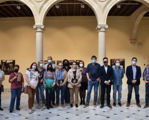 Foto de familia durante la inauguración de la exposición City Hope de Javier Arcenillas