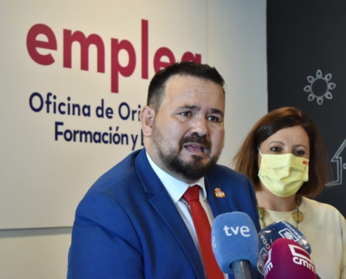 El alcalde de La Roda (el también vicepresidente provincial), Juanra Amores, durante su intervención en la inauguración de la Oficina de Empleo ...