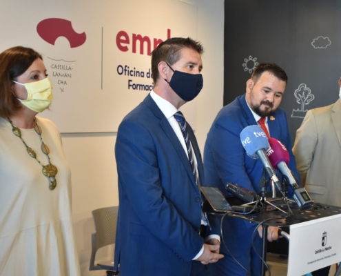 El presidente de la Diputación, Santi Cabañero, durante su intervención en la inauguración de la Oficina de Empleo de La Roda junto al alcalde ...