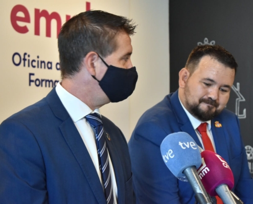 El presidente de la Diputación, Santi Cabañero, durante su intervención en la inauguración de la Oficina de Empleo de La Roda junto al alcalde ...