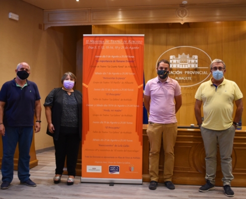 La Diputación de Albacete pone en valor la gran labor de los grupos de teatro amateur durante la presentación de la II Muestra de Teatro de Robledo