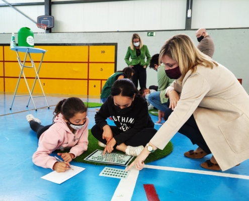 La vicepresidenta de la Diputación, Amparo Torres, junto a dos de las alumnas participantes