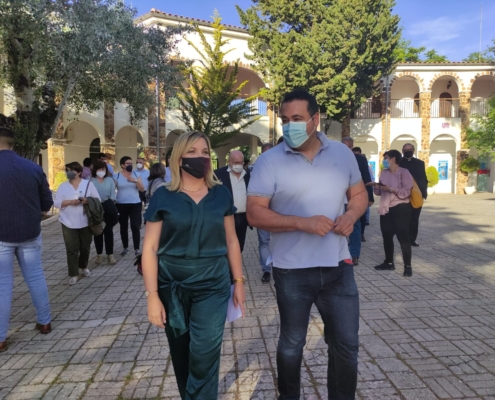 La vicepresidenta de la Diputación, Amparo Torres, junto al alcalde de Alcaraz, Pedro Jesús Valero