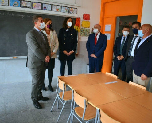 Los responsables políticos en una de las aulas del CEIP San Agustín de Casas Ibáñez