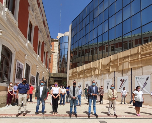 Minuto de silencio a las puertas de la Diputación de Albacete en recuerdo a las víctimas de la violencia de género y la violencia vicaria