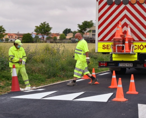 Obreros finalizando los trabajos de señalización acometidos en la AB.217 tras las obras de mejora de la vía