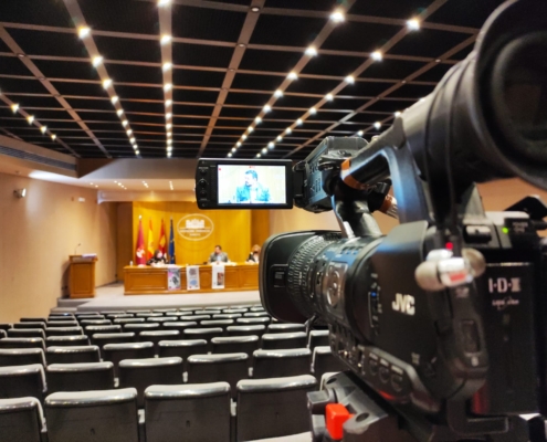 Detalle de la cámara durante la presentación certámenes de poesía de El Bonillo