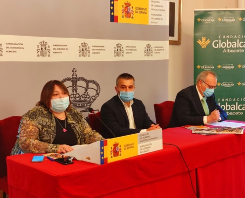 La diputada provincial de ATM, Pilar Sierra, durante la rueda de prensa en la mesa, junto al subdelegado en la provincia, Miguel Juan Espinosa, y  ...