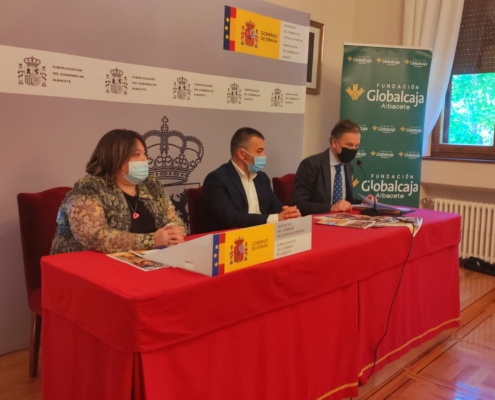 La diputada provincial de ATM, Pilar Sierra, durante la rueda de prensa en la mesa, junto al subdelegado en la provincia, Miguel Juan Espinosa, y  ...