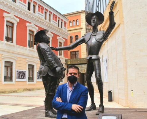 El presidente de la Diputación de Albacete, Santi Cabañero, posa en el exterior del Palacio Provincial ante la escultura de Don Quijote y Sancho ...