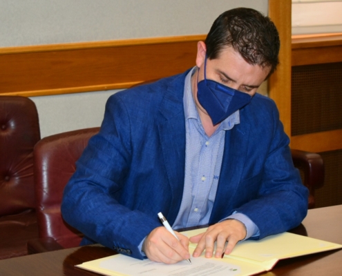 El presidente de la Diputación de Albacete, Santi Cabañero, firmando un documento en la Sala de Gobierno de la institución