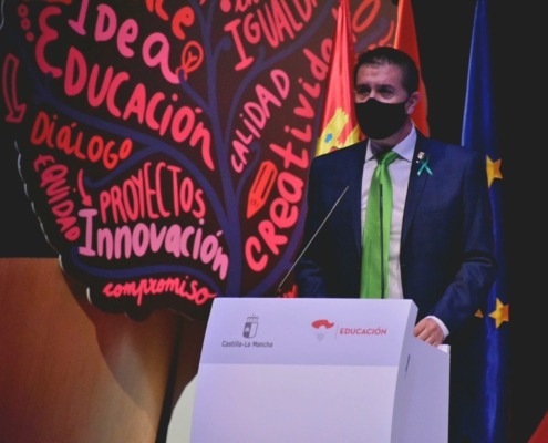 El presidente de la Diputación se dirige al público en homenaje a la Comunidad Educativa de CLM II