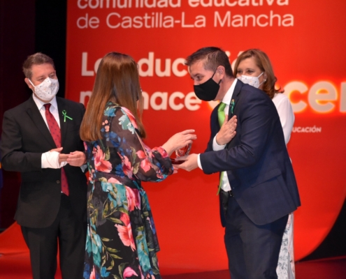 El presidente de la Diputación de Albacete hace entrega de reconocimiento en el homenaje a la Comunidad Educativa de CLM