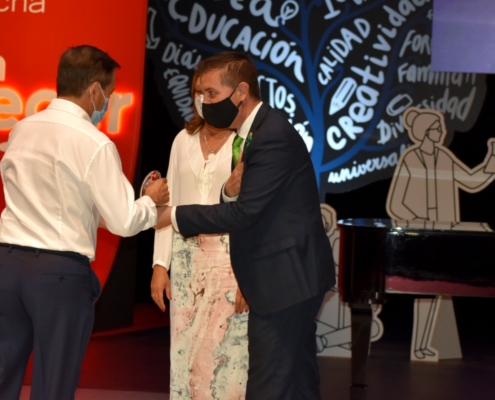 El presidente de la Diputación de Albacete hace entrega de reconocimiento en el homenaje a la Comunidad Educativa de CLM