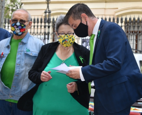 El presidente de la Diputación entrega a miembros de AdELAnte CLM una ayuda en la jornada Mundial de Lucha contra la ELA