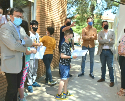 El presidente y la vicepresidenta de la Diputación en su visita al CRA 'Pinares de La Manchuela' con motivo de la entrega del Premio A21E-H2030