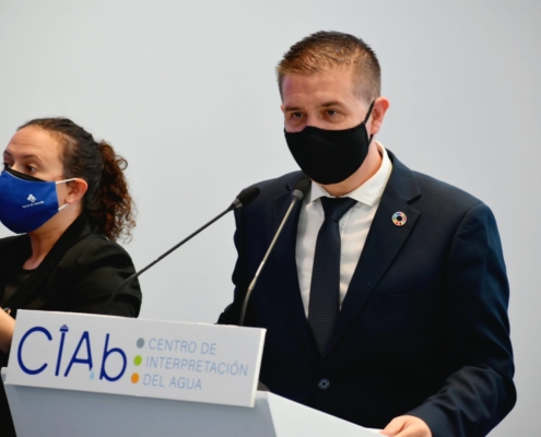 Primer plano del presidente de la Diputación de Albacete, Santi Cabañero, durante su intervención en la inauguración de los Depósitos de ‘L ...