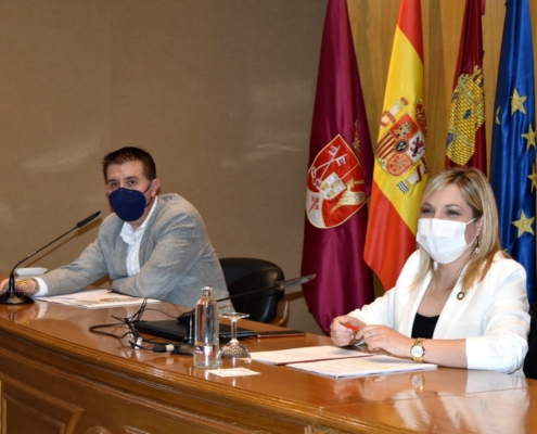 El presidente de la Diputación, Santi Cabañero, y la vicepresidenta, Amparo Torres, durante la rueda de prensa para presentar la convocatoria de ...