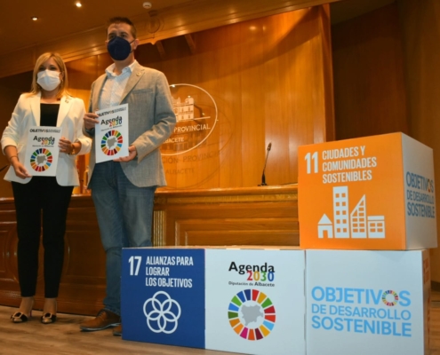 El presidente provincial, Santi Cabañero y la vicepresidenta, Amparo Torres, posan con las guías de la Agenda 2030 de la Diputación, y junto a  ...