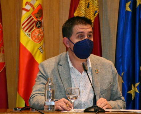 El presidente de la Diputación, Santi Cabañero, durante la rueda de prensa para presentar la convocatoria de ayudas Agenda 2030 Municipal