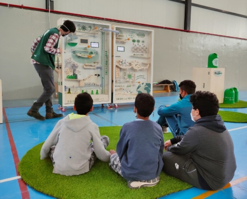 Un grupo de alumnos atiende a la presentación del programa 'Tú eres la pieza clave'