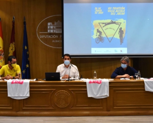 Un momento de la presentación del VII Triatlón Villa de Alcalá del Júcar en el Salón de Actos de la Diputación