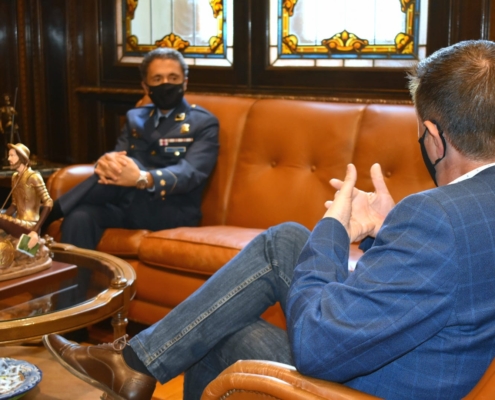 Un momento del encuentro de trabajo entre el presidente de la Diputación Provincial de Albacete, Santi Cabañero, y el Coronel Jefe de la Maestra ...