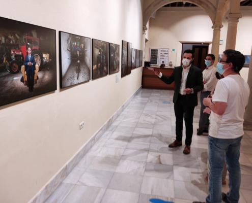 Un momento del recorrido por las diferentes fotografías de la exposición